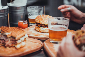 image of beer and burgers to show brewery spots around woodland hills